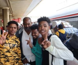 «السكة الحديد» تسير قطارا خاصا لنقل مئات الأسر السودانية ضمن العودة الطوعية