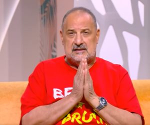 شاهد.. شقيقة الفنان خالد الصاوي تفاجئه على الهواء