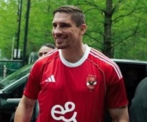 قبل النزال العالمى بالأهرامات .. ظهور فيرهوفن أسطورة الكيك بوكسينج بقميص الأهلي.. صور