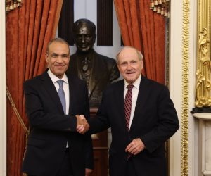 وزير الخارجية يلتقي رئيس لجنة العلاقات الخارجية بمجلس الشيوخ الأمريكي