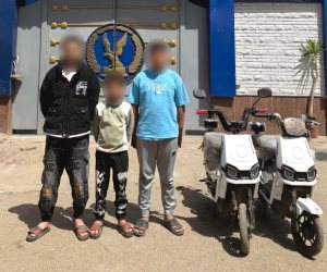 ضبط 3 طلاب لمضايقتهم فتيات أمام مدرسة بدراجات كهربائية بالمنوفية