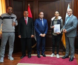 وزير العمل يبدأ زيارته بلقاء المحافظ لتعزيز التعاون في ملفات سوق العمل