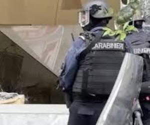 حدث في إيطاليا .. لصوص يحتجزون رهائن داخل بنك شهير  ويهربون عبر الأنفاق.. فيديو