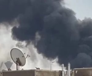 مواد سريعة الاشتعال تعيق جهود رجال الإطفاء إخماد حريق مخزن خردة بمدينة نصر