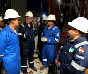 وزير البترول والثروة المعدنية يتفقد العمل بالوردية الليلية ويبيت مع العاملين على الحفار EDC 73