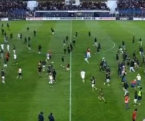 تأخير انطلاق نصف نهائي الكونفدرالية بسبب اقتحام الجماهير لأرض الملعب