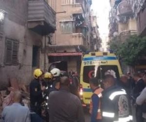 مصرع 3 أشخاص فى انهيار سقف عقار بحى وسط الإسكندرية.. صور