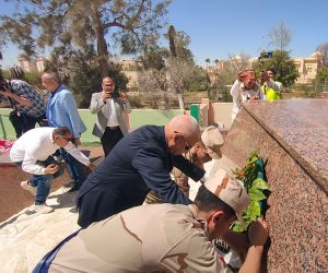 محافظ شمال سيناء يضع إكليل الزهور على النصب التذكاري للجندي المجهول بالعريش (صور) 