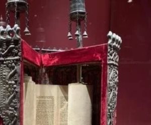 كنوز بمتحف الغردقة.. نسخة مدهبة من المصحف وصندوق لفائف التوراة.. صور