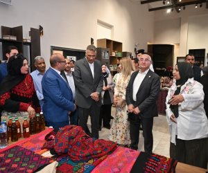 محافظ جنوب سيناء وسفير أذربيجان يتفقدان معرض مشغولات بدوية بالقرية التراثية بشرم بالشيخ (صور) 