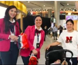 مطار القاهرة يحتفل بعيد تحرير سيناء مع الركاب بالورود والشيكولاتة