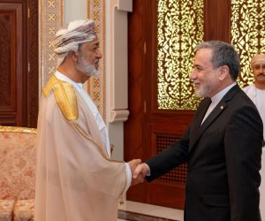 سلطان عُمان يستقبل عراقجي.. مسقط تقود جهود التهدئة في ظل التحديات الإقليمية
