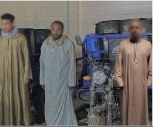 أمن أسوان يضبط 3 أشخاص بحوزتهم 1.5 طن سولار محملة على"تروسيكل" 