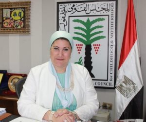 رئيسة المجلس القومي للطفولة والأمومة تتلقى تقريرًا عن أداء خط نجدة الطفل