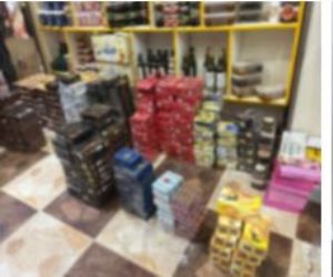 ضبط مدير مصنع عسل نحل غير مرخص بحوزته كمية كبيرة من العسل مجهول المصدر 