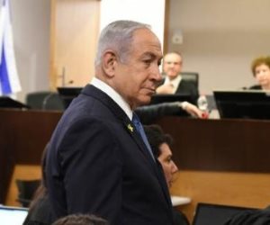مكالمة غامضة قلبت موازين الجلسة.. كواليس انسحاب نتنياهو المفاجئ من محكمته