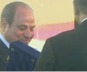 اتحاد عمال مصر يهدى الرئيس السيسى درع الاتحاد