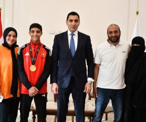 من منصات المشروع القومي للموهبة إلى التتويج القاري.. وزير الشباب والرياضة يستقبل "ترند الذهب" عبد الله حسونة بعد تألقه في بطولة أفريقيا للمصارعة