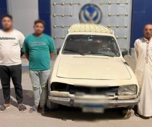 ضبط قائد سيارة ومرافقيه للسير بشكل خطر أعلى مركبة بالفيوم