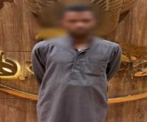ضبط أحد الأشخاص لوضعه أحجارا وحواجز لمنع اصطفاف السيارات بأحد شوارع النزهة بالقاهرة