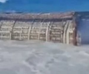 حاوية بحرية غامضة تثير الرعب على شواطئ مطروح وسط تحذيرات من الاقتراب..والجهات المعنية تعمل على فحصه.. صور