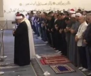 الشيخ خالد الجندى يؤم المصلين فى جنازة هانى شاكر