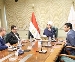 «الأزهري» يعقد اجتماعًا لمتابعة سير العمل بالمجموعة الوطنية لاستثمارات الأوقاف
