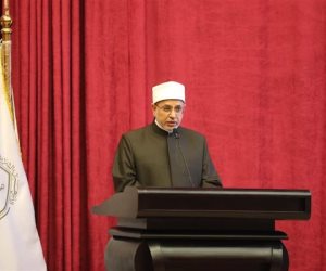 مهنئًا بالعيد وموزعًا الشيكولاتة... رئيس جامعة الأزهر يتابع امتحانات نهاية الفصل الدراسي الثاني بكليات البنين والبنات