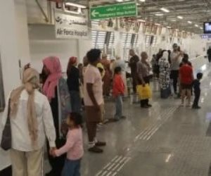 الركاب برفقه أولادهم .. زحام بمحطة «المستشفى الجوى» لمونوريل شرق النيل فى ثانى أيام تشغيله المجانى