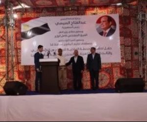 وزير النقل يسلم شيكات التعويضات للمتضررين من مسار مشروع محطة قنا