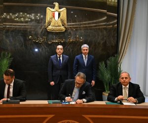 رئيس الوزراء يشهد توقيع اتفاقيتي إدارة وتشغيل التأشيرة الالكترونية بمطار القاهرة الدولي