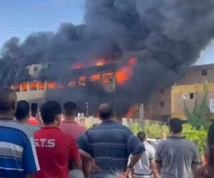 حريق فى مصنع بالعاشر من رمضان ويمتد لمصنعين و20 سيارة إطفاء لإخماد النيران