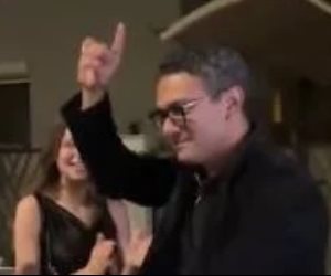 ساب عربيته ونزلهم .. شاهد آسر ياسين في وصلة رقص مع عروسين بالشارع "فيديو"