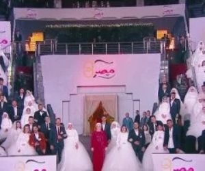 السيدة انتصار السيسى تلتقط صورا تذكارية مع عرائس احتفالية فرحة مصر