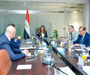 «منال عوض» تبحث مع الشركات تطوير منظومة النقل الجماعي لسيارات الميكروباص والسيرفيس بالمحافظات