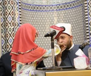 وزير الأوقاف يثير تفاعلاً على مواقع التواصل بتقبيله يد طفلة صغيرة