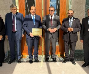 وزير الصحة يهنئ نائبه بمناسبة فوزه بجائزة «نيلسون مانديلا»