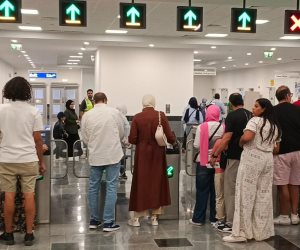 بالصور.. إقبال كبير من المواطنين على محطات مونوريل شرق النيل