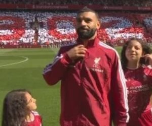 محمد صلاح يصطحب مكة وكيان للوداع.. والجماهير تكرمه بتيفو مميز (صور)