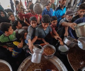 بسبب نفاذ المواد الغذائية والوقود .. تفاقم المجاعة في غزة بعد توقف "المطبخ العالمي" واعتداءات مستمرة بالضفة