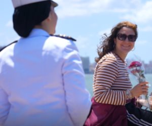 الداخلية تشارك المواطنين فرحة عيد الأضحى بالورود والتهانى فى الشوارع والميادين