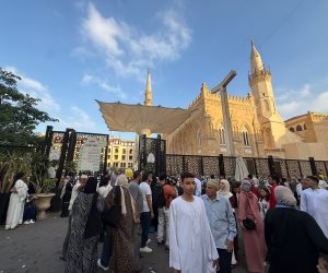 العائلات يحتفلون بعيد الأضحى أمام مسجد الحسين