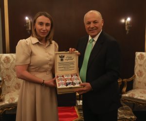 هاني أبو ريدة ورئيسة بعثة روسيا يتبادلان الدروع التذكارية قبل ودية القاهرة