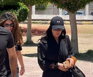 منى زكي تصل مسجد ناصر للمشاركة في جنازة والدة زوجها ببنها.. صور