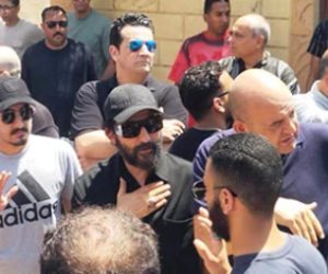 أحمد حلمي يعلن اقتصار عزاء والدته على المقابر فقط وخلال تشييع جثمانها