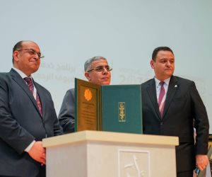 رئيس الجهاز التنفيذي للجنة الوزارية للحج يتسلم الدرع الفضي لجائزة “لبّيتم” بعد تتويج بعثة الحج المصرية للتميز