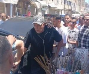 انهيار حمو بيكا قبل تشييع جثمان والده إلى مقابر العمود بالاسكندرية