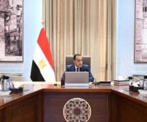 رئيس الوزراء يجتمع مع محافظ البنك المركزي ووزير المالية لاستعراض عددٍ من الملفات