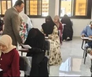 كلية التجارة في بني سويف تضبط 11 طالبا متلبسين بالغش عن طريق استخدام المحمول