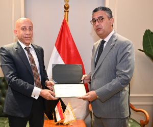 وزير التموين يكرم مفتش تموين بالإسكندرية تقديرًا لجهوده الرقابية المتميزة خلال إجازة عيد الأضحى المبارك